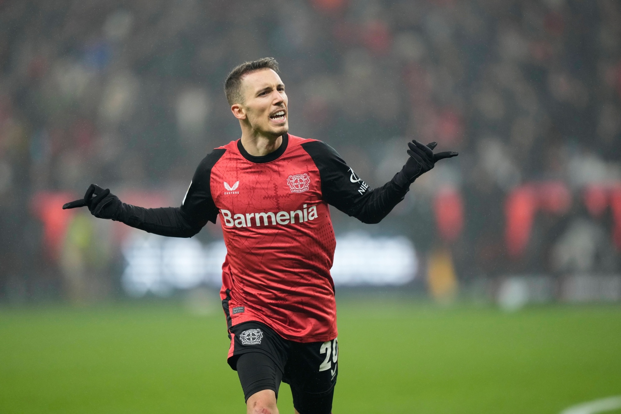 El Manchester United tantea a Grimaldo