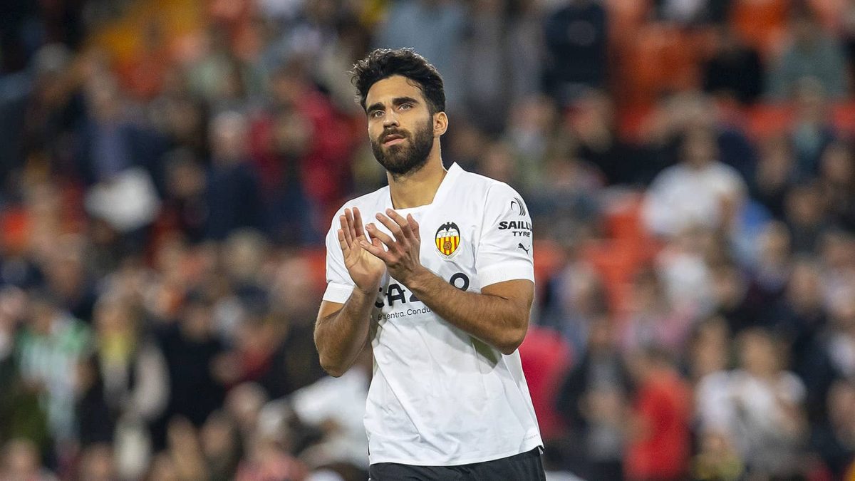 Eray Cömert during a match with Valencia