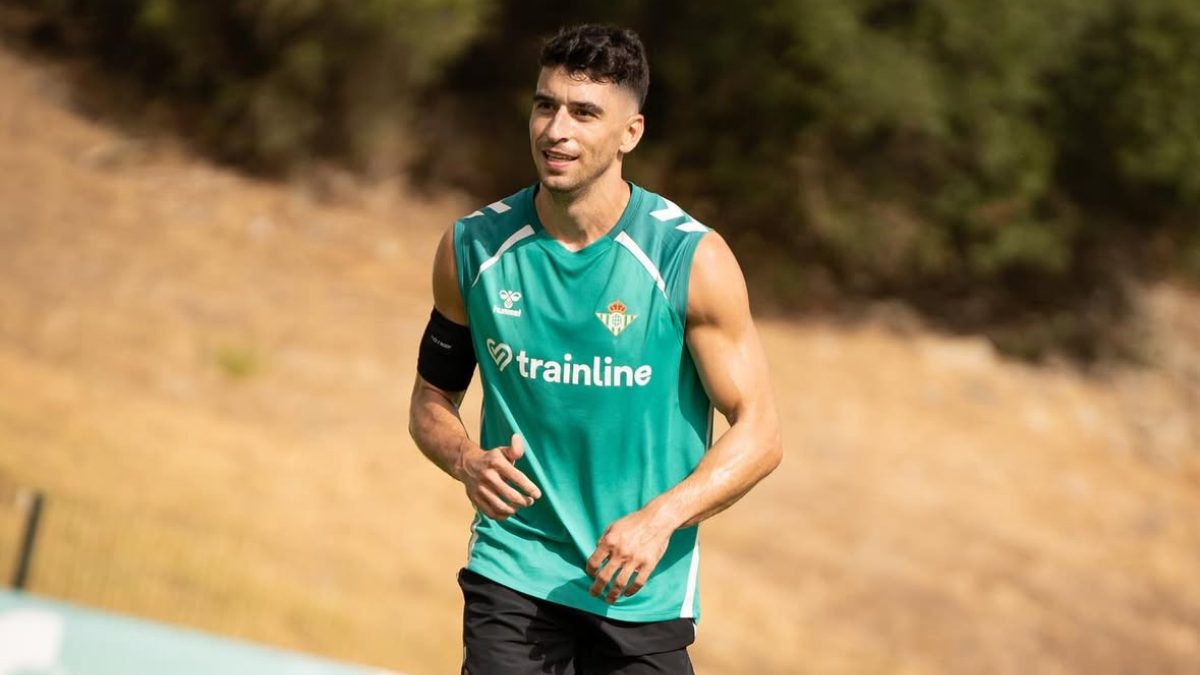 Marc Roca durante un entrenamiento con el Real Betis