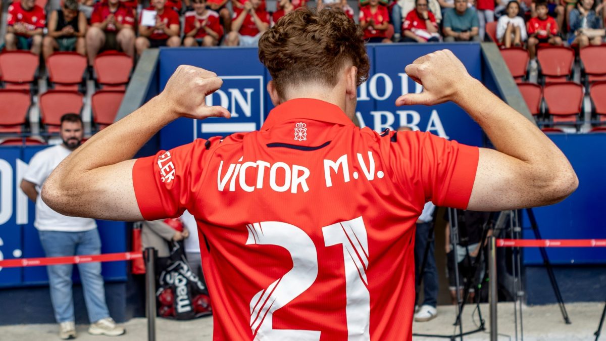 Víctor Muñoz during his presentation with Osasuna