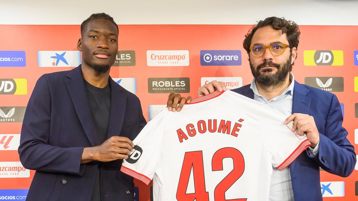Lucien Agoumé and Víctor Orta at the player's presentation with Sevilla