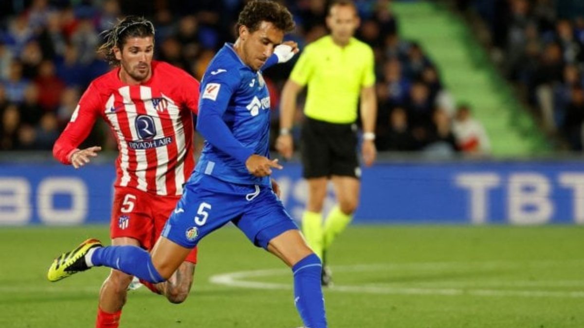 Luis Milla in a Getafe - Atlético de Madrid match