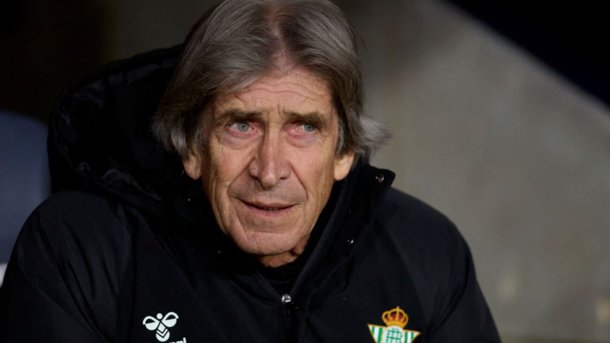 Manuel Pellegrini durante un partido con el Real Betis