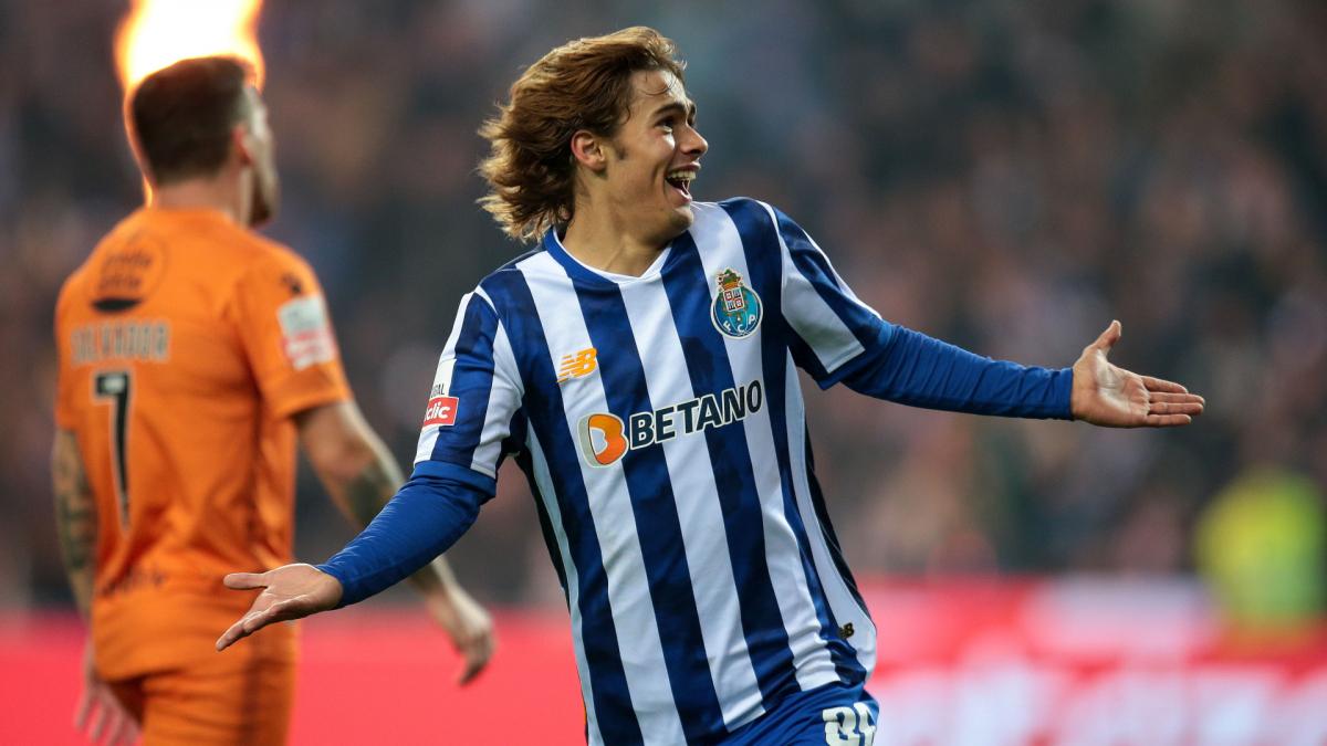 Rodrigo Mora celebra un gol anotado con el Oporto