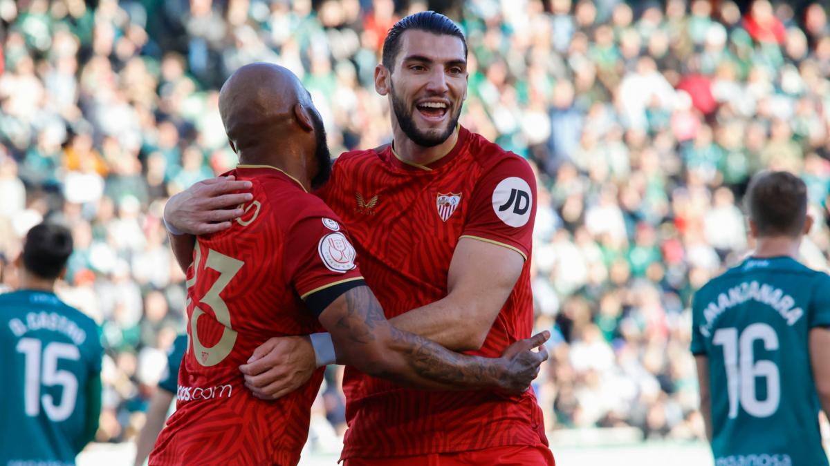 Rafa Mir celebrates a goal scored with Sevilla in the Copa del Rey
