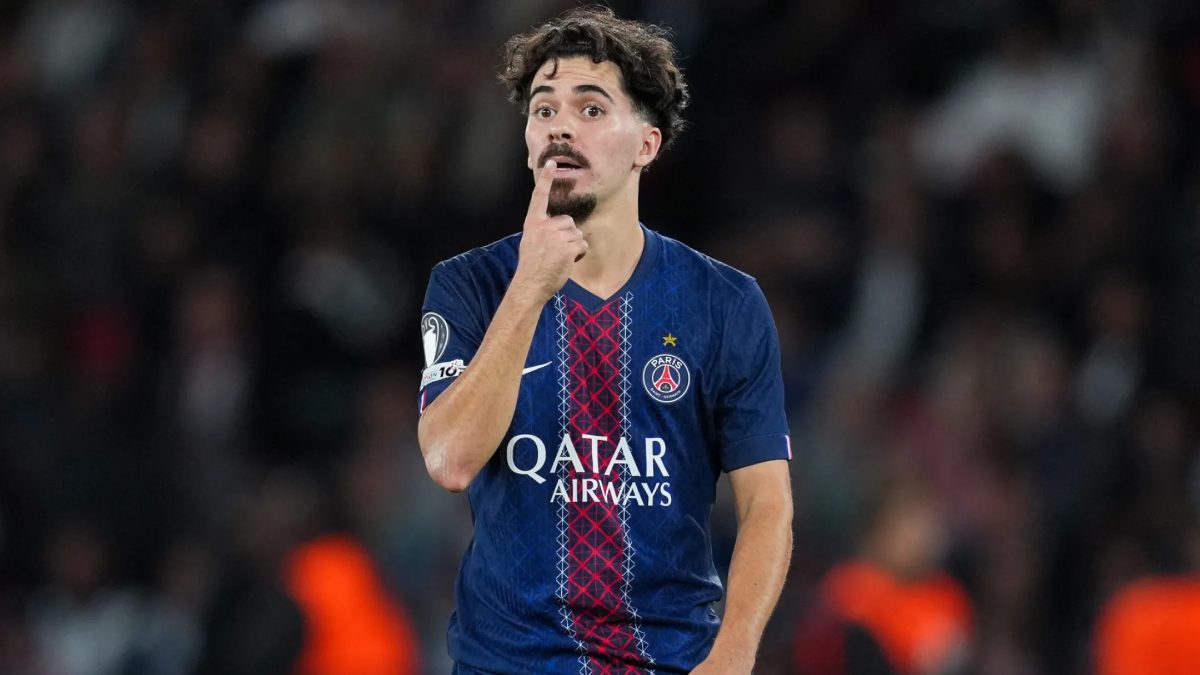 Vitinha durante un partido con el PSG