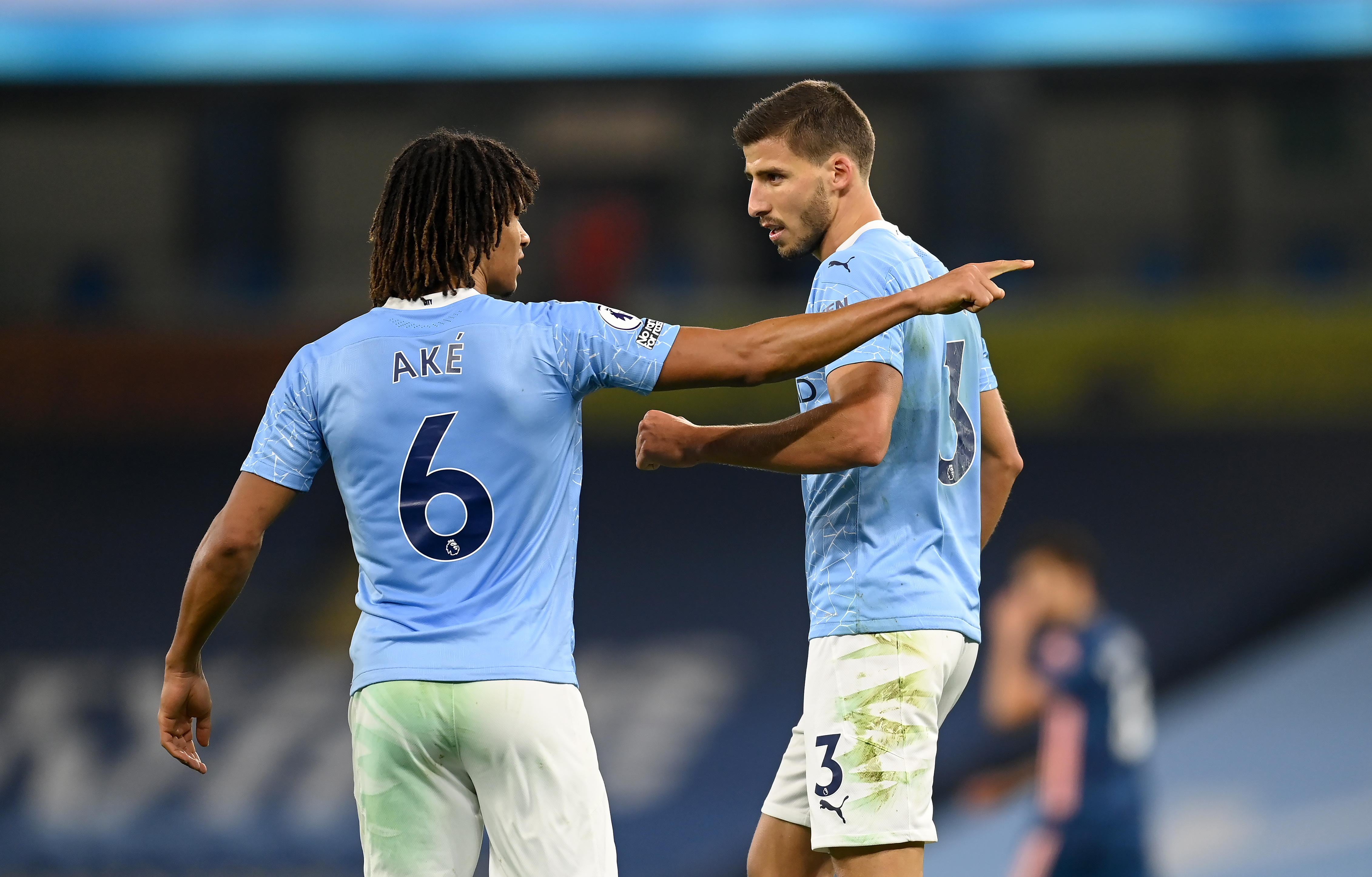 Aké dando instrucciones a Ruben Dias