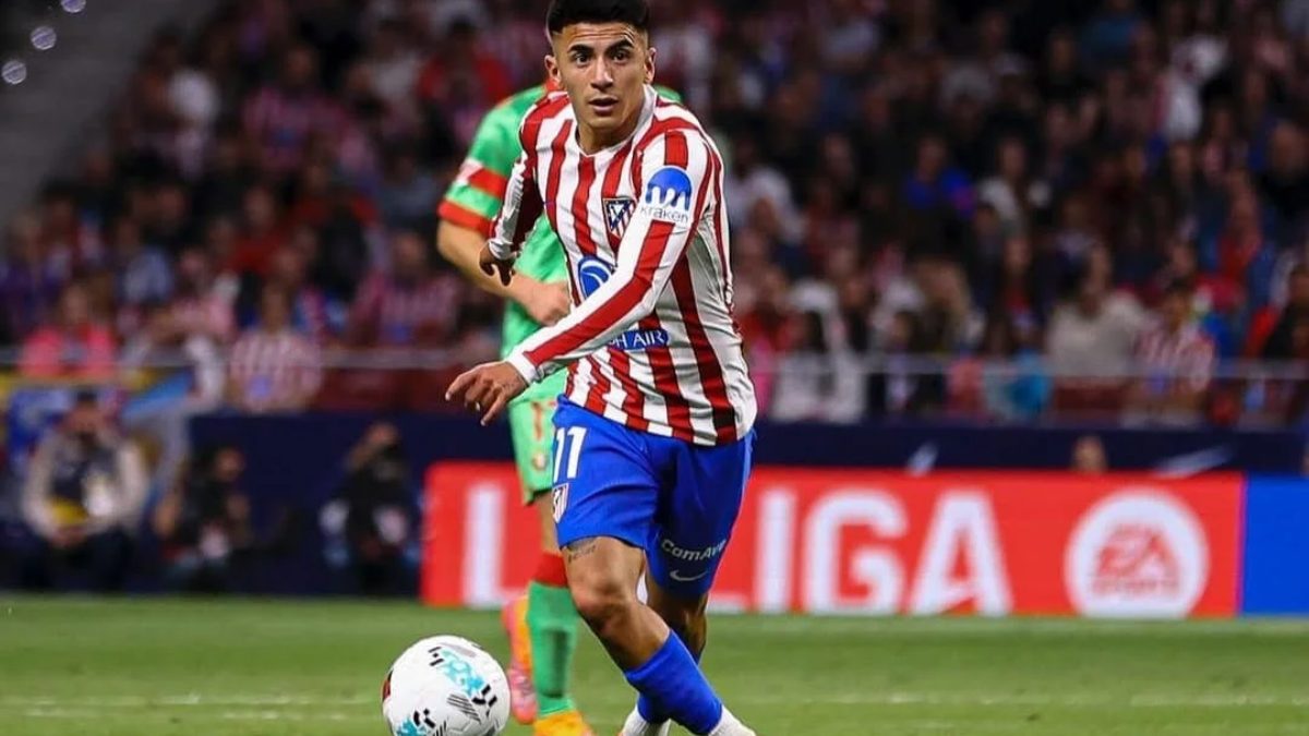 Thiago Almada during a match with Atlético de Madrid