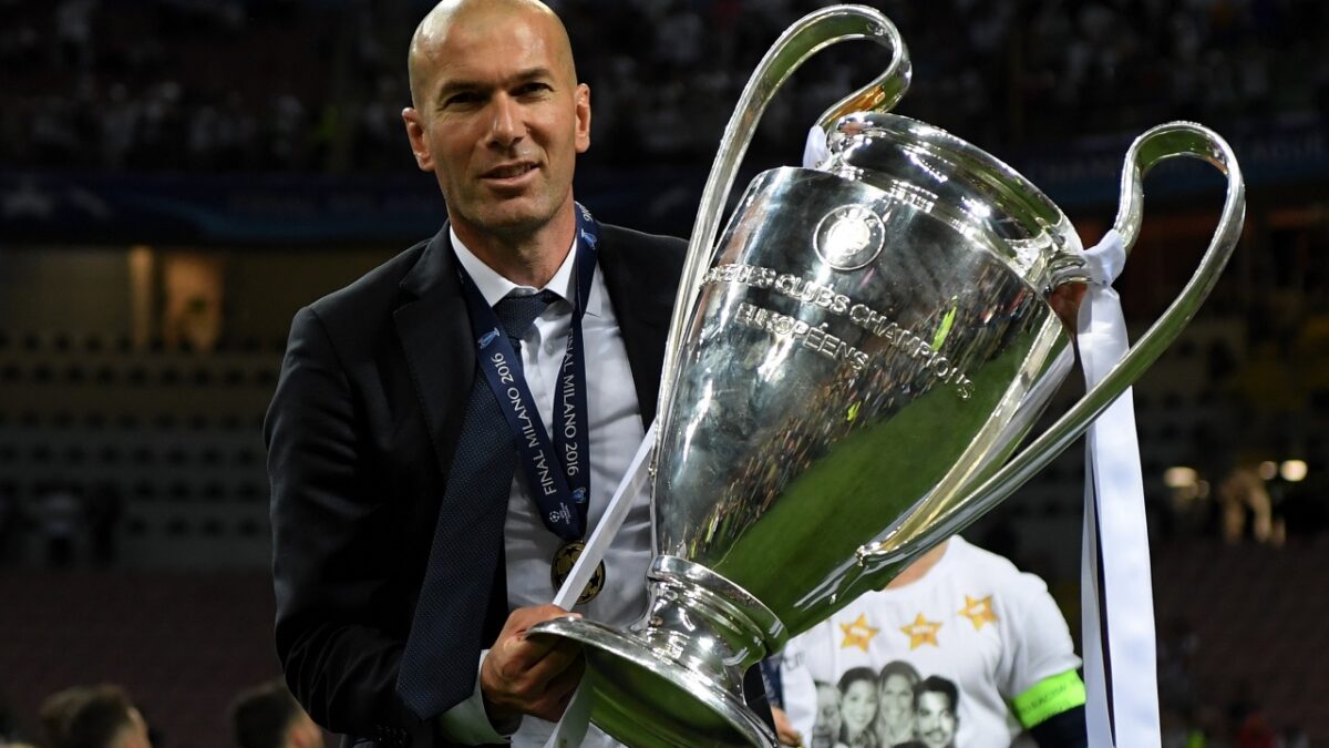 Zinedine Zidane recoge uno de los trofeos de la Champions League