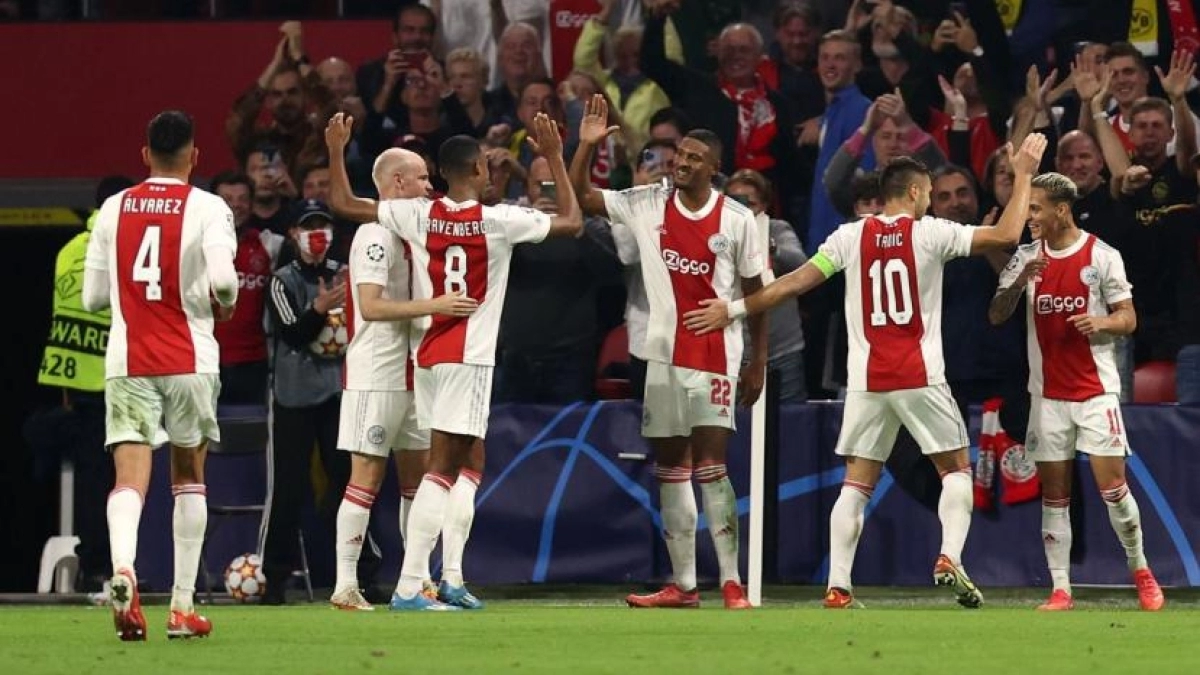 El Ajax de Ámsterdam estudiará el mercado. Foto: Getty
