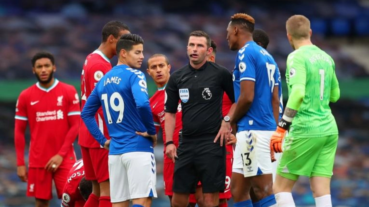 Nueva edición del derbi de Merseyside por un joven central