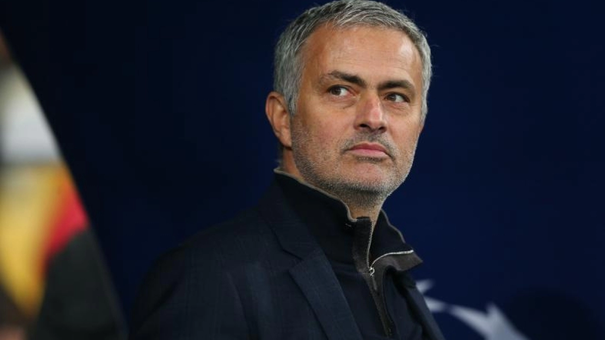 "Mou abre su libreta: Los 3 descartes del Tottenham./ Foto: Frases de la Vida"
