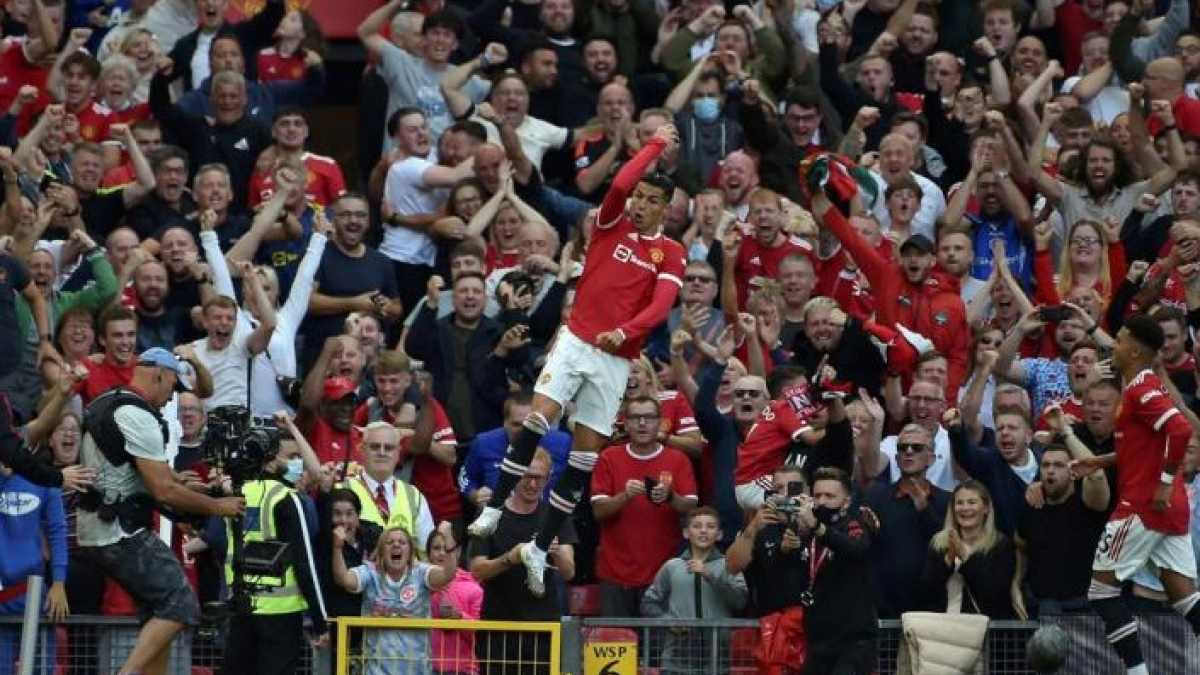 Cristiano Ronaldo celebra un tanto frente a la grada de Old Trafford. Foto: La Voz