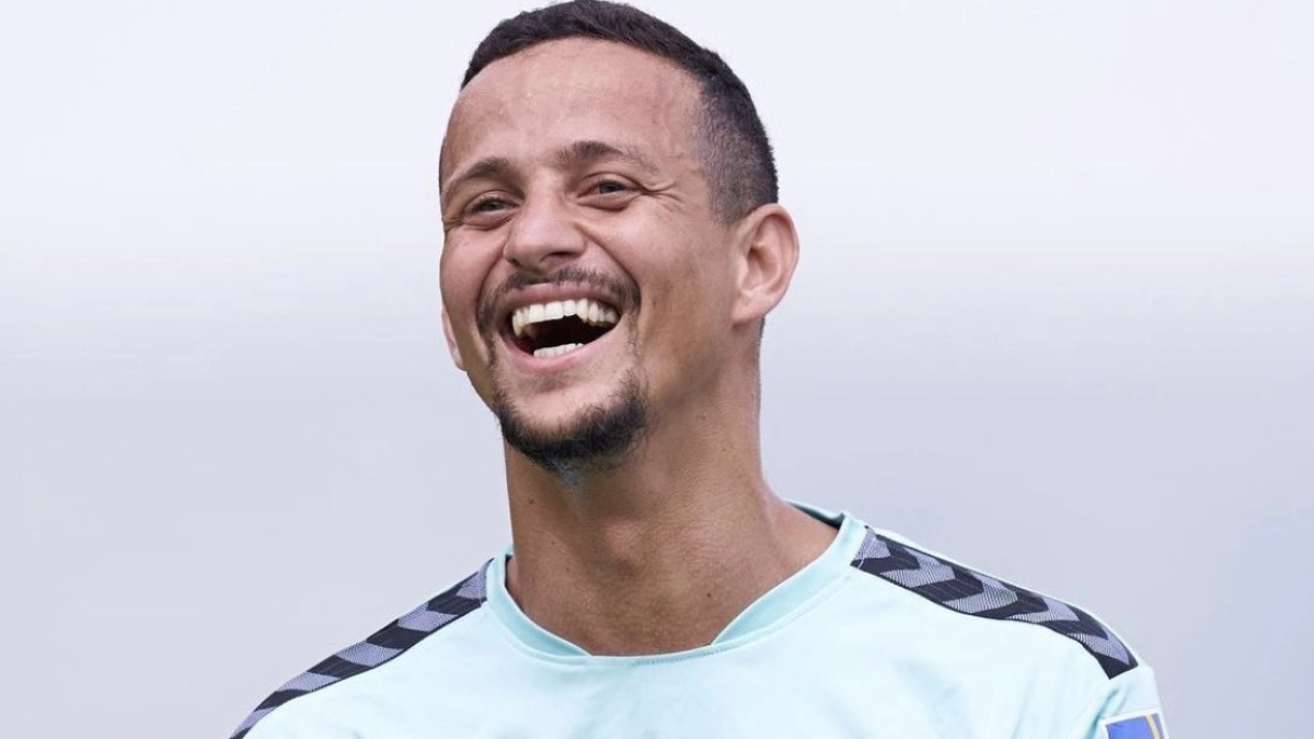 Los 2 centrales libres que sigue el Betis para suplir a Luiz Felipe
