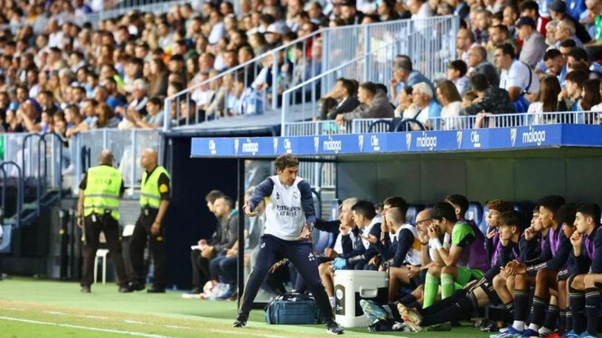Raúl González, dirigiendo un partido del Real Madrid Castilla. Diario Información