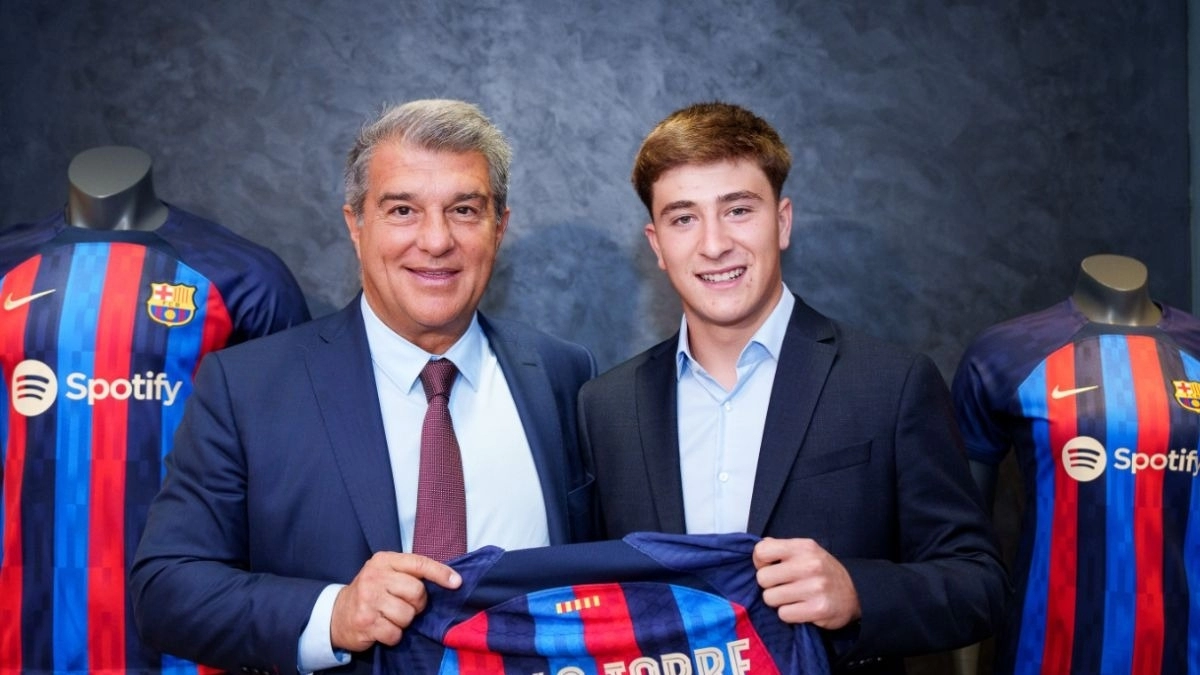 Pablo Torre alongside Joan Laporta at his presentation with Barcelona.