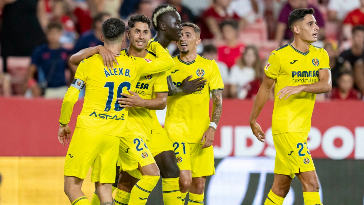 The Villarreal players celebrate a goal by Ayoze Pérez