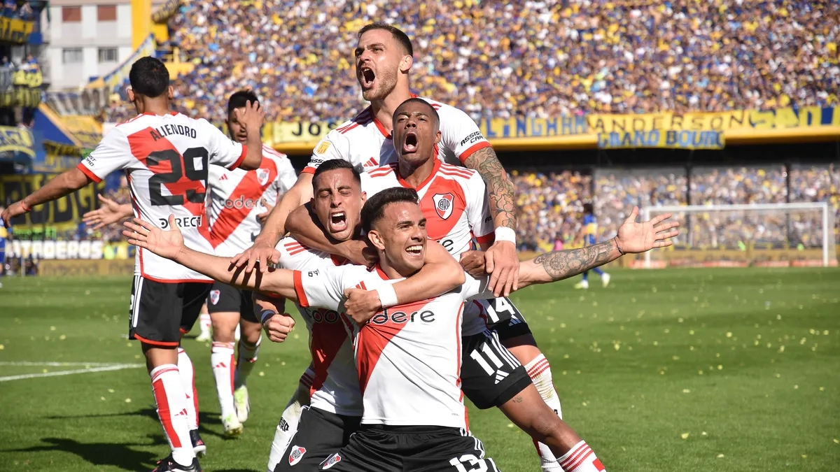 Los jugadores de River Plate celebran un gol