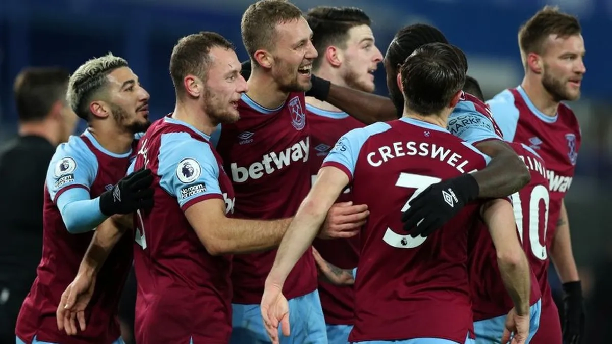 <p>The West Ham players celebrate a goal.</p>