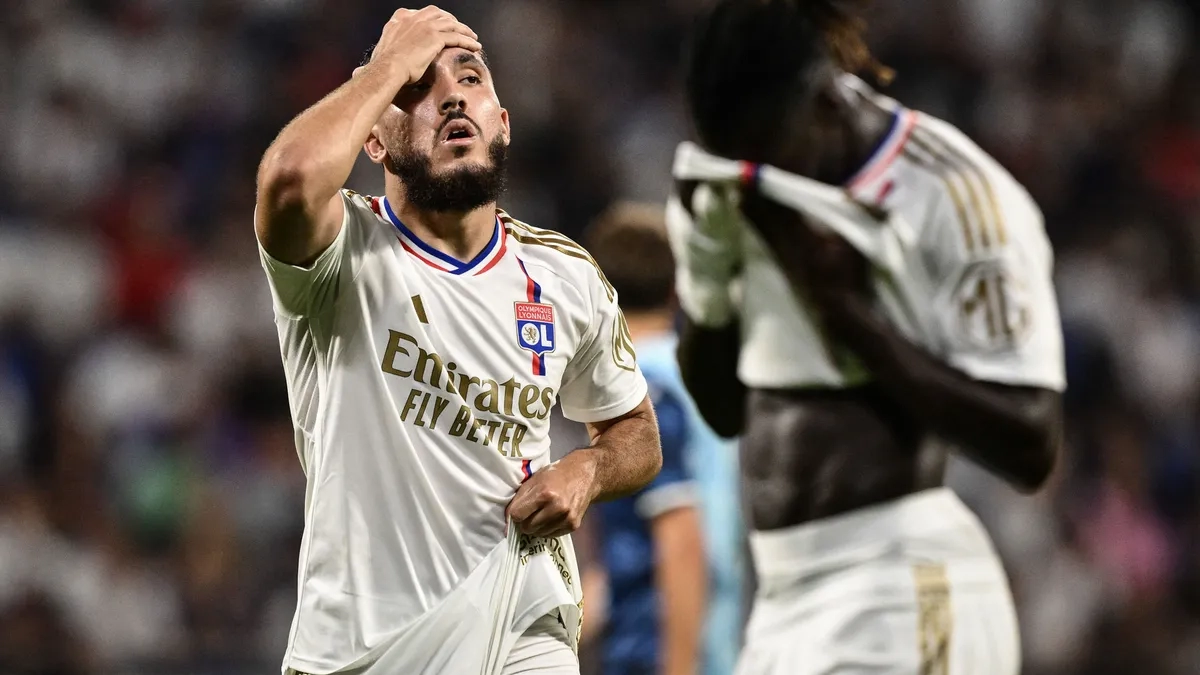 The players of Olympique de Lyon lament.