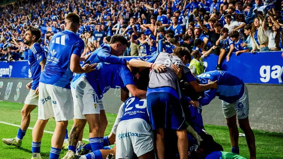The players of Real Oviedo celebrate a goal