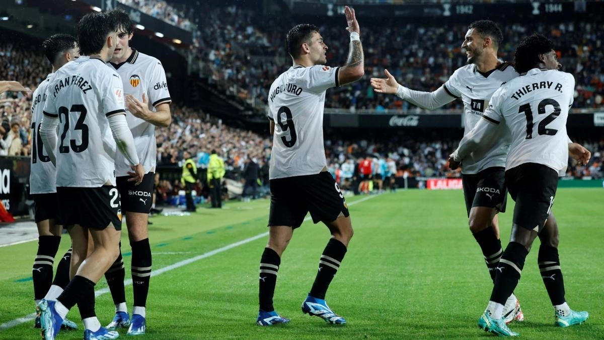 The Valencia players celebrate a goal.