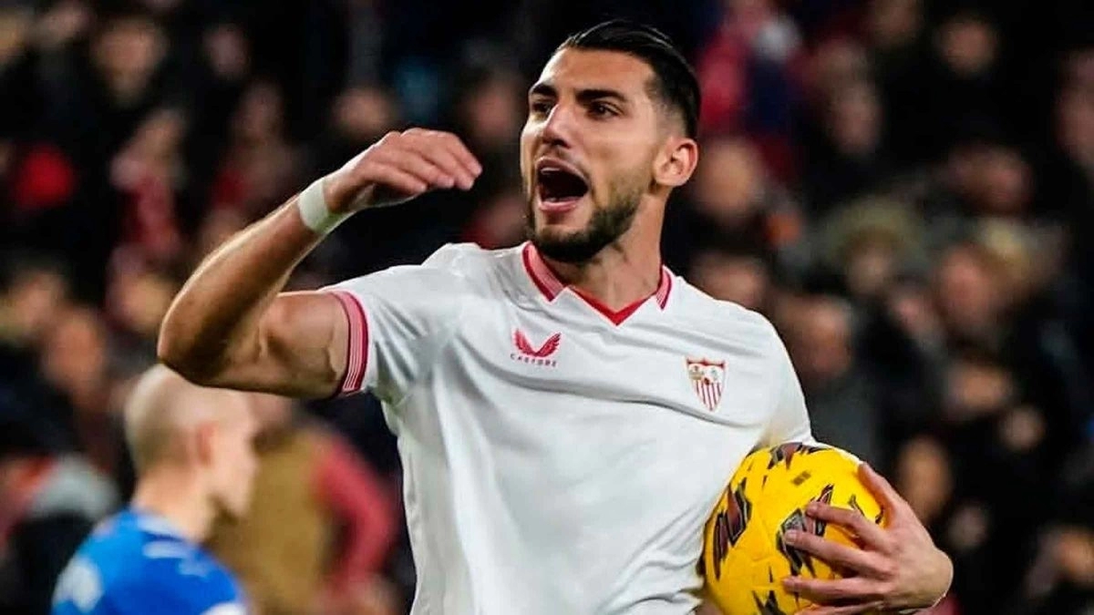 Rafa Mir celebrates a goal wearing the Sevilla shirt.