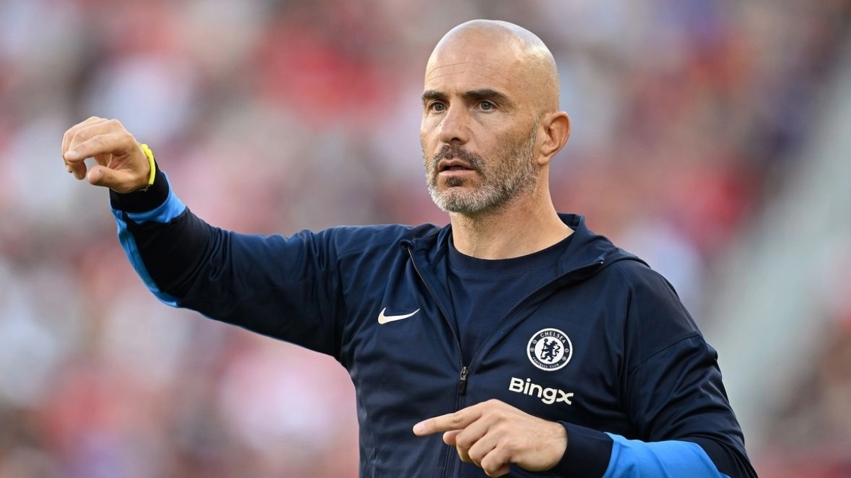 Enzo Maresca dirigiendo un partido del Chelsea