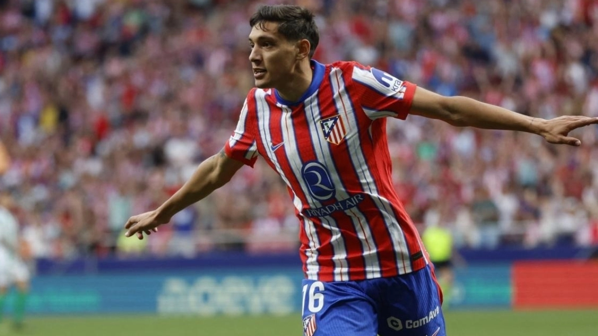 <p>Manchester United and City are fighting over the signing of Nahuel Molina</p>