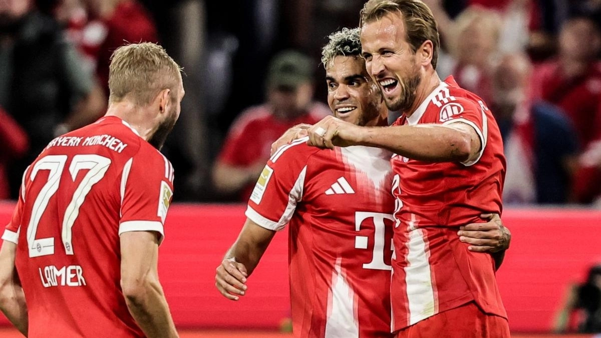 The players of Bayern Munich celebrate a goal.