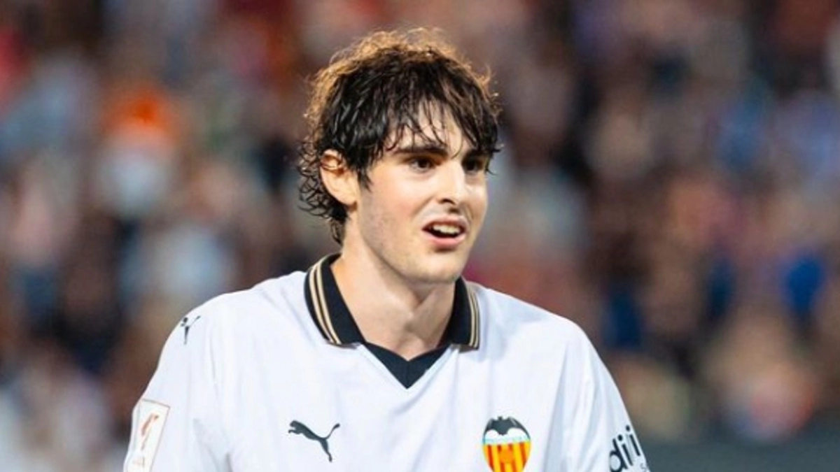 Javi Guerra tiene ofertas para salir del Valencia / Relevo
