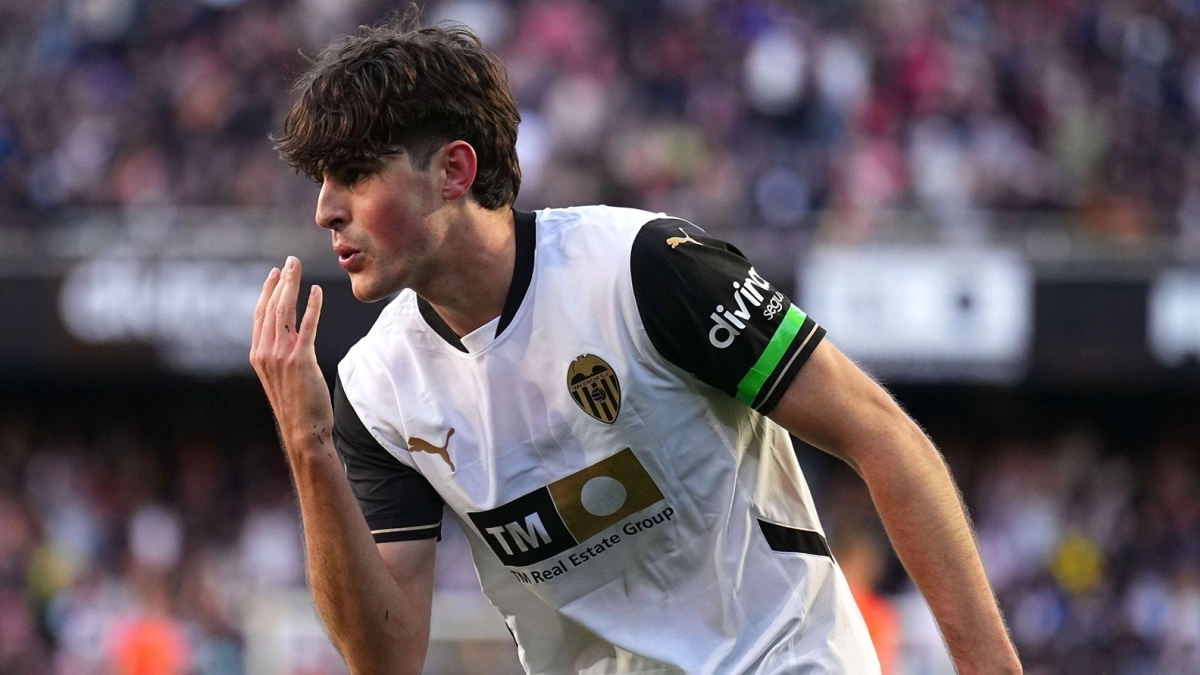 Javi Guerra tiene ofertas para marcharse del Valencia / Goal