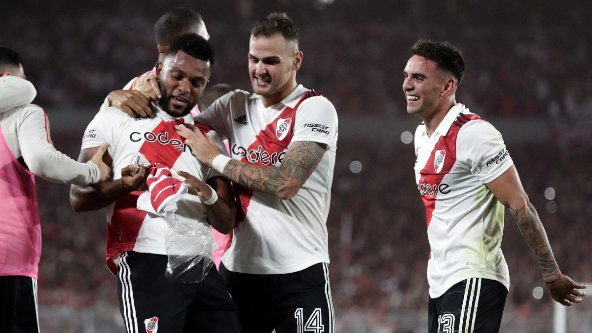 Los jugadores de River Plate celebran un gol