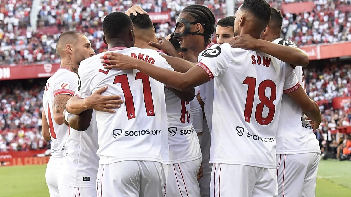 The Sevilla players celebrate a goal<p></p>