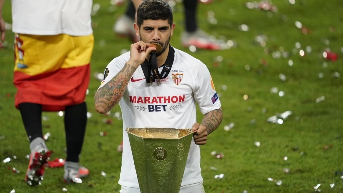 Ever Banega poses with the Europa League title won with Sevilla