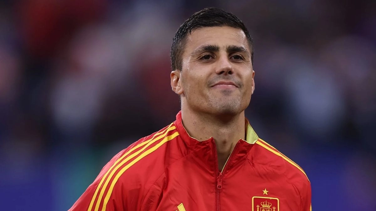 Rodri Hernández antes de jugar un partido con España