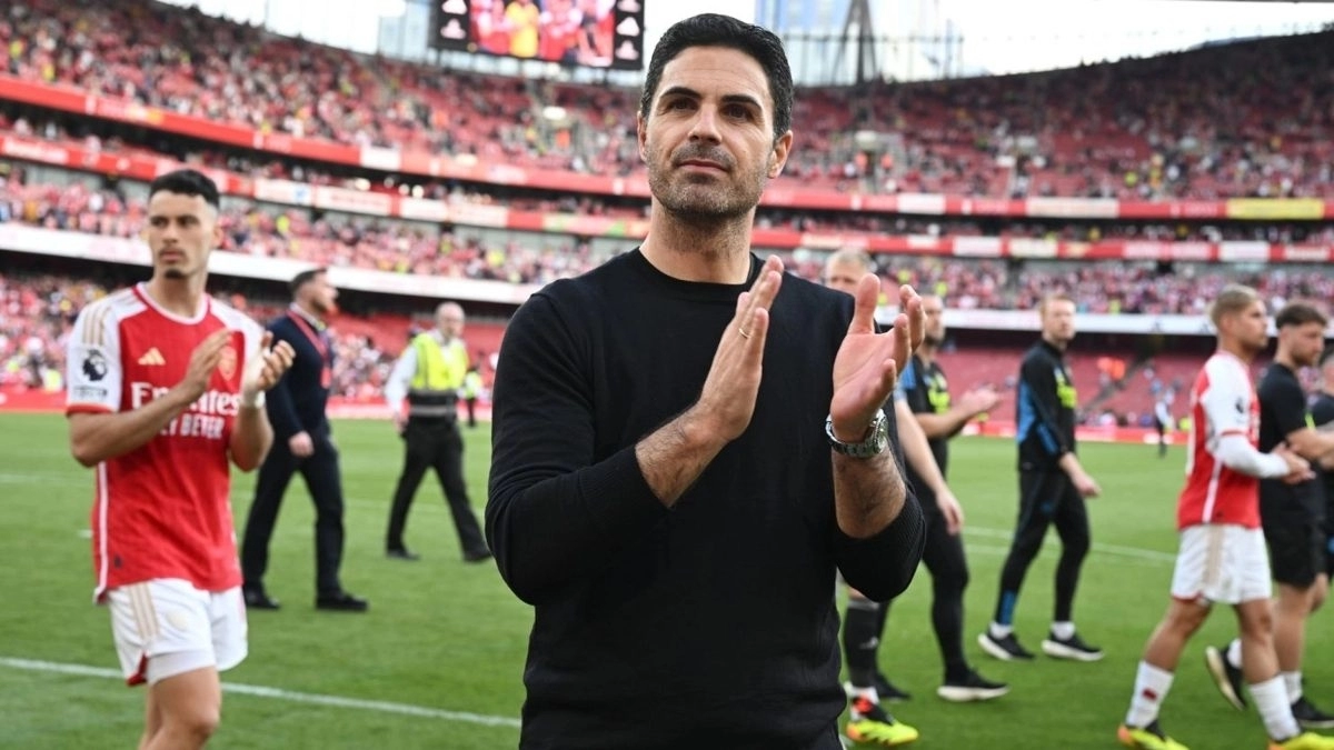 Mikel Arteta greets the fans after an Arsenal victory.
