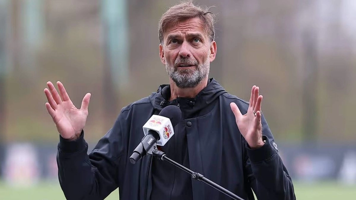 Jürgen Klopp delante de un micrófono de Red Bull