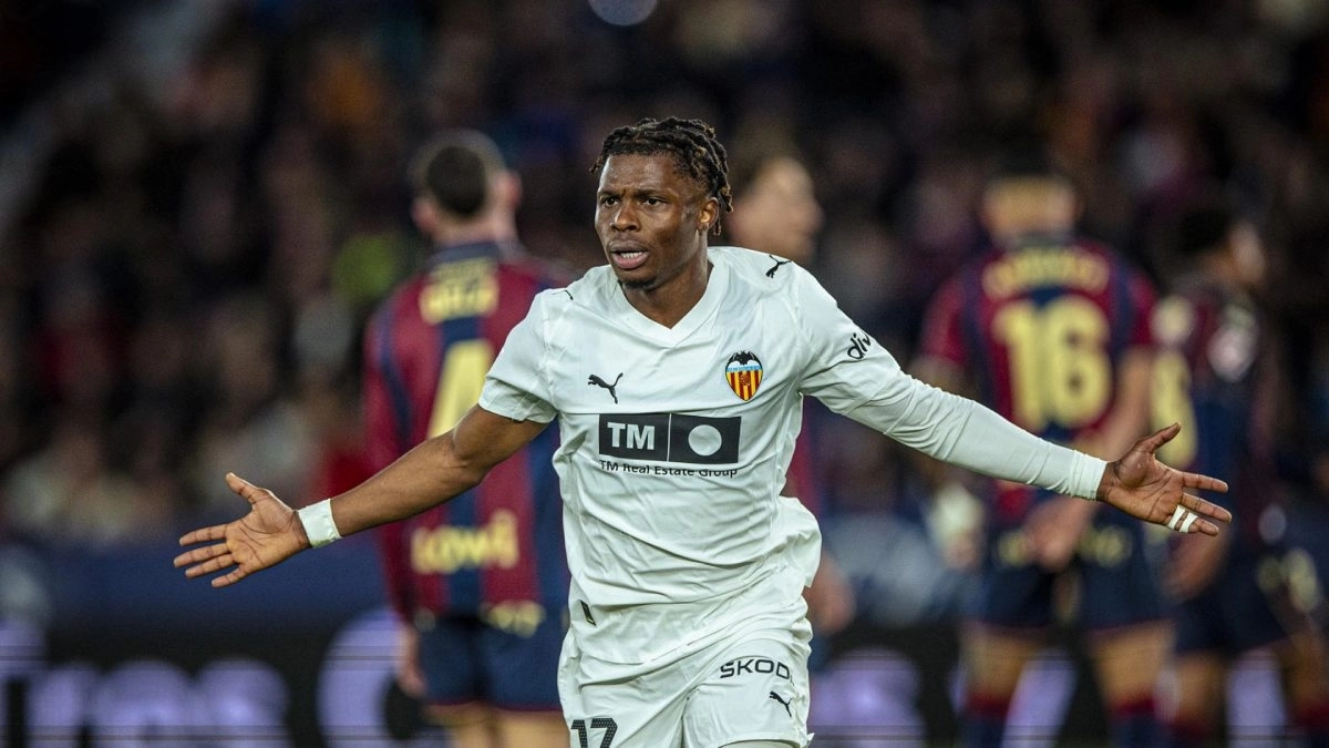 Largie Ramazani celebra un gol anotado con el Valencia