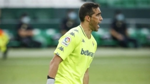 Claudio Bravo se pone por delante de Joel Robles en el Real Betis. Foto: AS