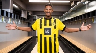 Sébastien Haller posa con los colores de su nuevo club. Foto: Marca
