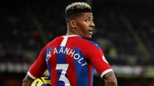 Al Barcelona le sale un rival por Patrick Van Aanholt