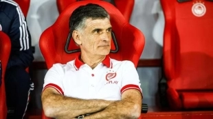 José Luis Mendilibar, entrenador español del Olympiacos, ha perdido el fichaje de Braithwaite