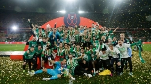 Los jugadores del Real Betis celebran la Copa del Rey