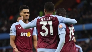 Los jugadores del Aston Villa celebran un gol de Moussa Diaby, posible fichaje de un club de Arabia Saudí