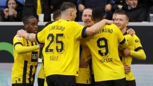 Los jugadores del Borussia Dortmund celebran un gol de Sébastien Haller