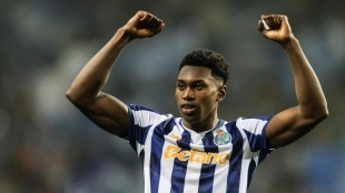 Samu Omorodion se acerca peligrosamente al Aston Villa / ABC