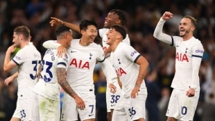 <p>The players of Tottenham celebrate a goal</p>