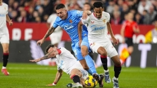 The players of Sevilla in a duel