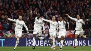 The players of Real Madrid celebrate the pass against Atlético de Madrid